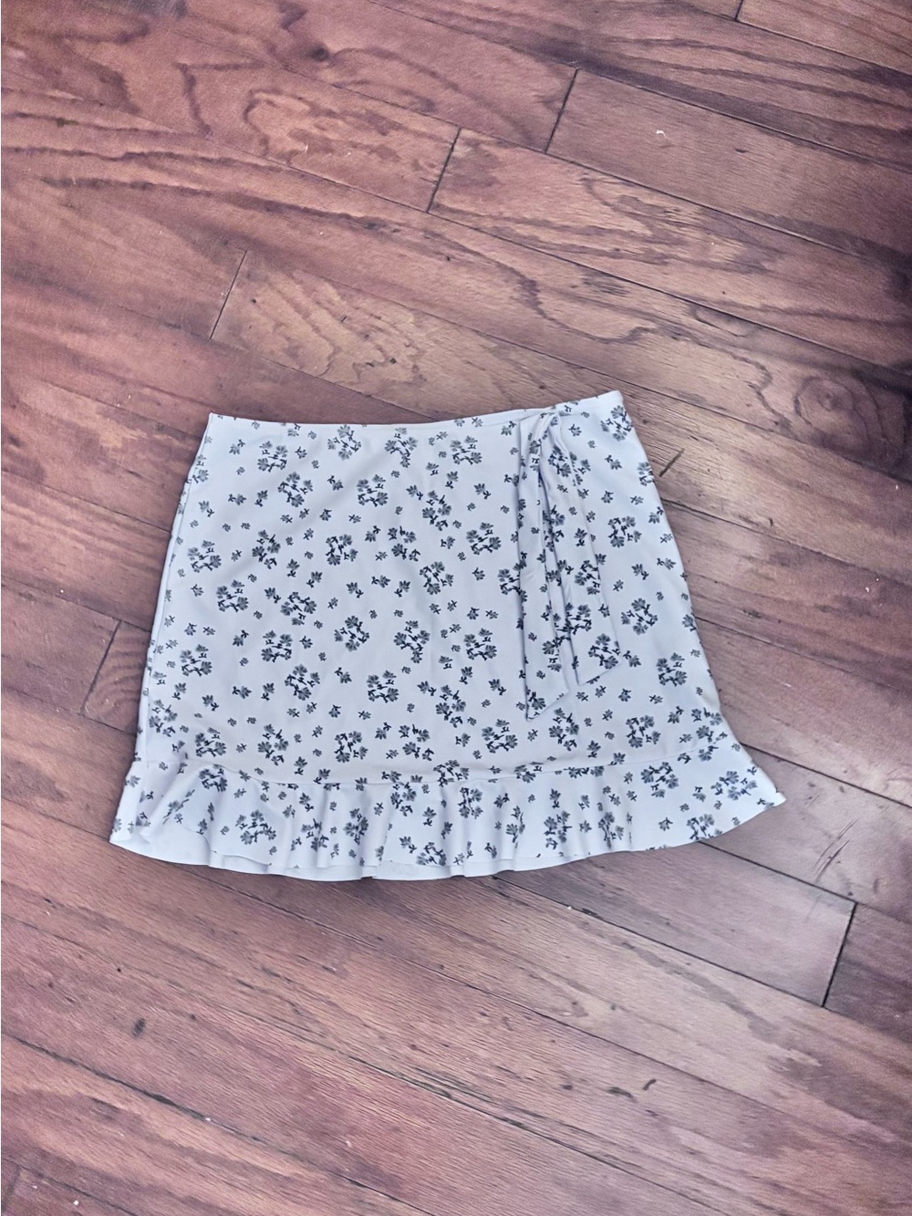 Floral Ruffle Swim Skirt in Light Gray